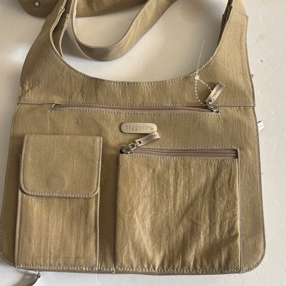 BAGGALLINI LIGHT OLIVE GREEN SHOULDER BAG WITH SNAP FLIP CLOSURE
LOTS OF POCKETS